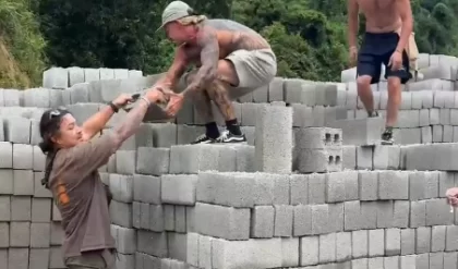 du khách Tây sang Việt Nam làm phụ hồ